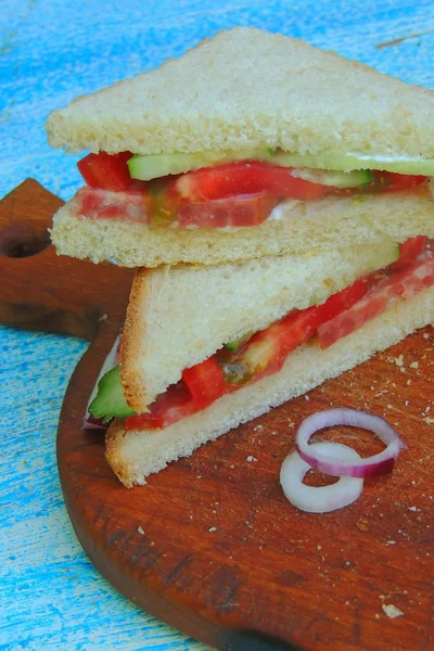 Kiełbasa kanapka z pomidorami — Zdjęcie stockowe