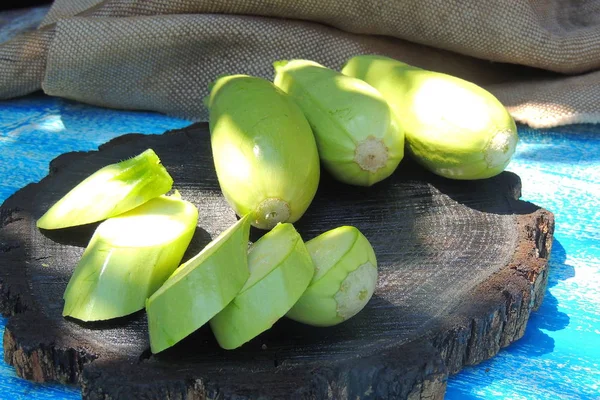 Zucchine giovani in bacheca — Foto Stock