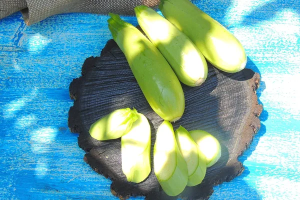 Junge Zucchini auf dem Brett — Stockfoto