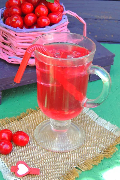 Kirschsaft mit Eis — Stockfoto