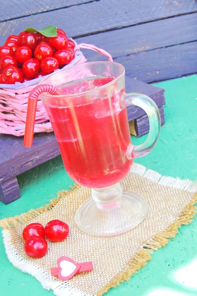 Suco de cereja com gelo — Fotografia de Stock