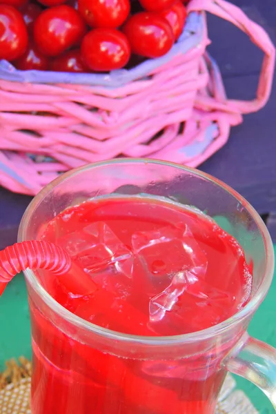 Suco de cereja com gelo — Fotografia de Stock