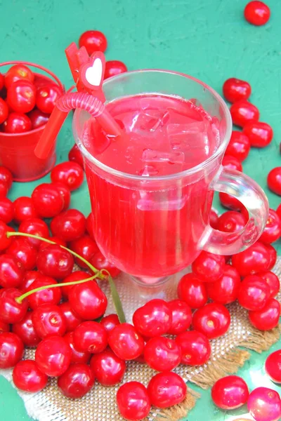 Kirschsaft mit Eis — Stockfoto