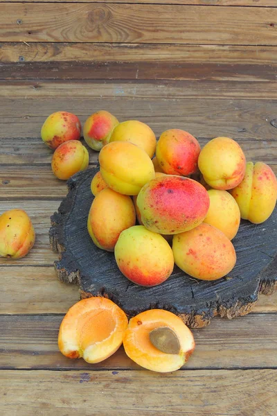 Apricot on a wooden background — Stock Photo, Image