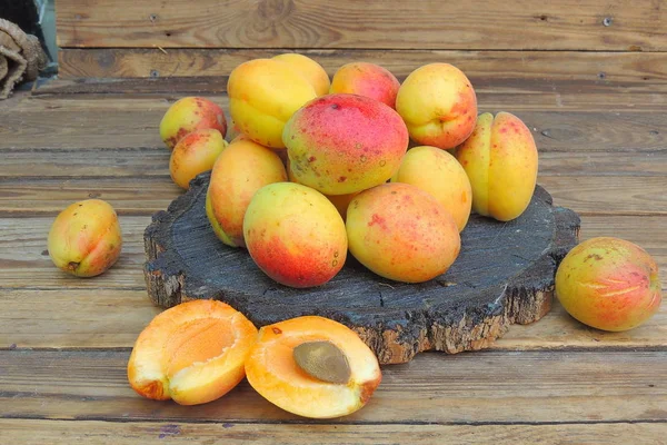 Apricot on a wooden background — Stock Photo, Image
