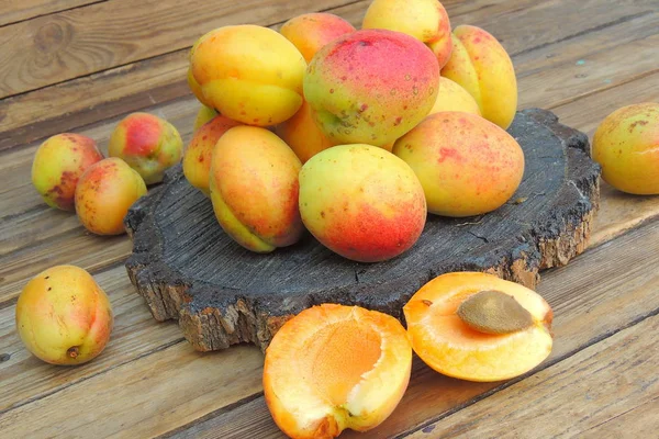 Apricot on a wooden background — Stock Photo, Image