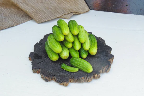 Los pepinos sobre la tabla de madera —  Fotos de Stock