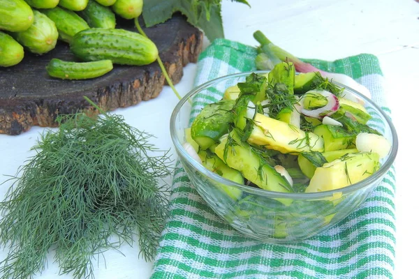 Insalata con cetrioli, aneto e aglio — Foto Stock