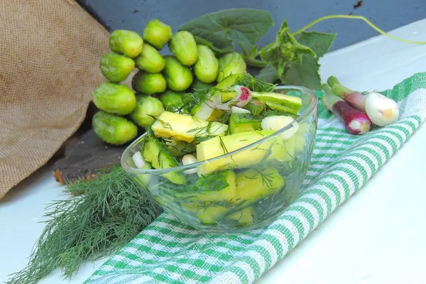 Салат з огірками, кропом і часником — стокове фото