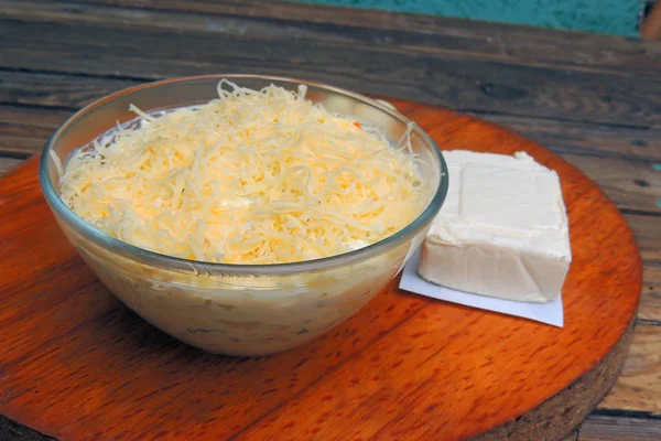 Sallad med ost och vitlök — Stockfoto