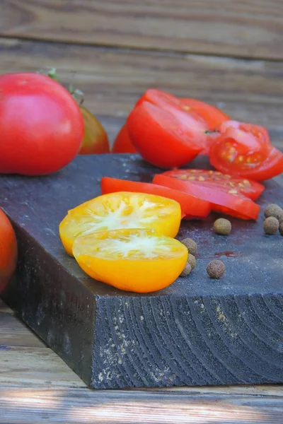 Rote und gelbe Tomaten — Stockfoto