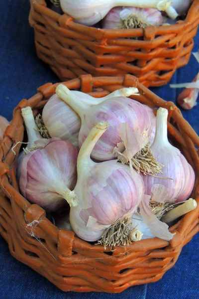 Garlic in a basket — Stock Photo, Image