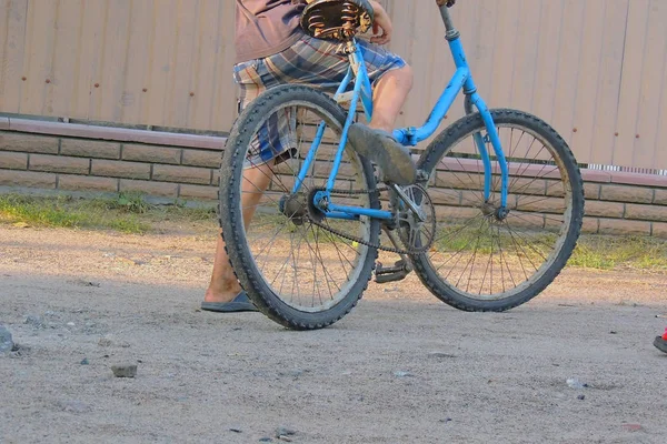 Junge auf dem Fahrrad — Stockfoto