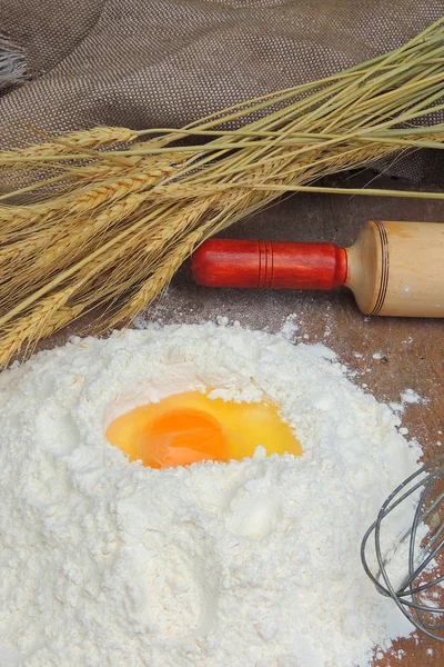 Farinha, ovos e rolo — Fotografia de Stock