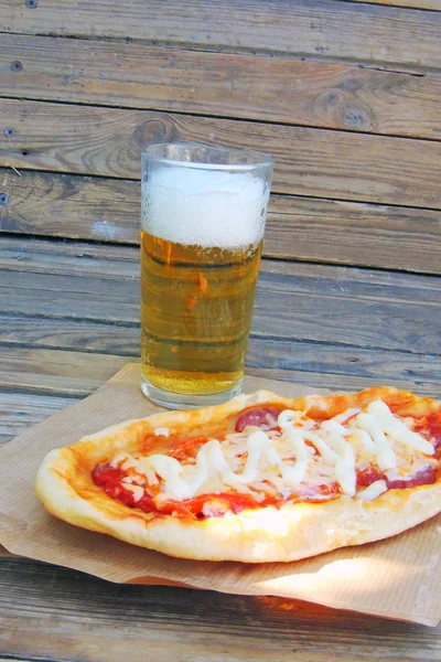 Pizza i piwo — Zdjęcie stockowe