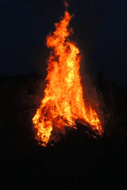 gece şenlik ateşi yakar