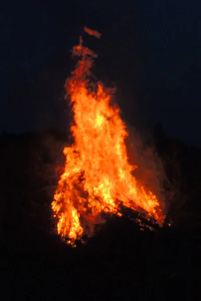 在晚上的篝火烧伤 — 图库照片