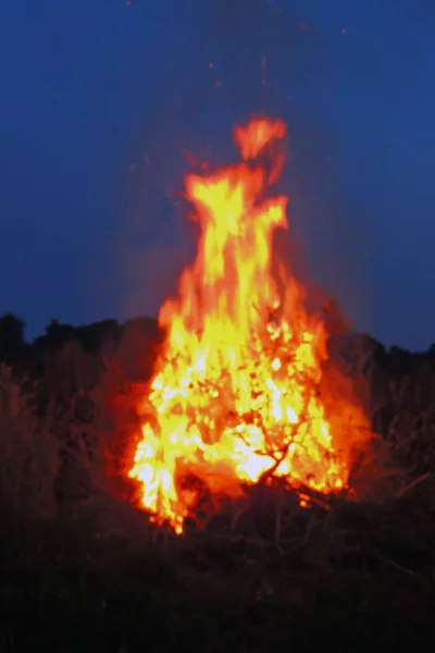 Fogueira queima à noite — Fotografia de Stock