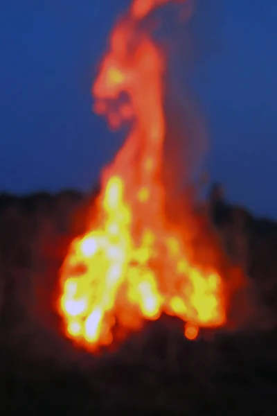 Bonfire burns at night — Stock Photo, Image
