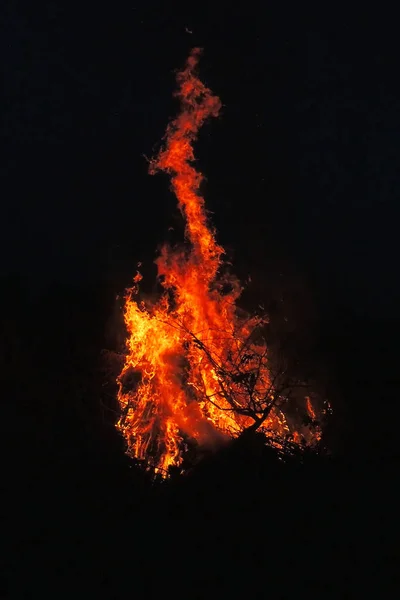 Fogueira queima à noite — Fotografia de Stock