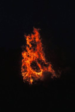 gece şenlik ateşi yakar