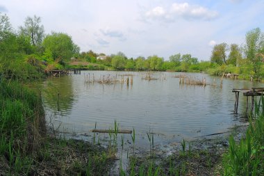 Sabahları sakin bir gölde, güverteden alabalık avlıyorum.
