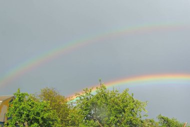Yağmurdan sonra gökyüzünde çift gökkuşağı