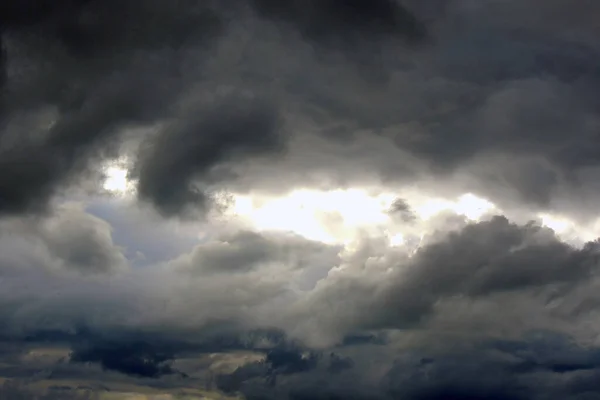 雷雨の前の暗い雲と空の太陽のビーム — ストック写真