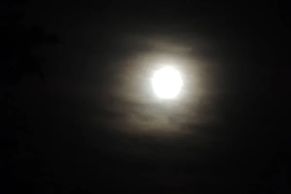 Pleine Lune Gros Plan Nuages Blancs Étranges Contre Ciel Nocturne — Photo