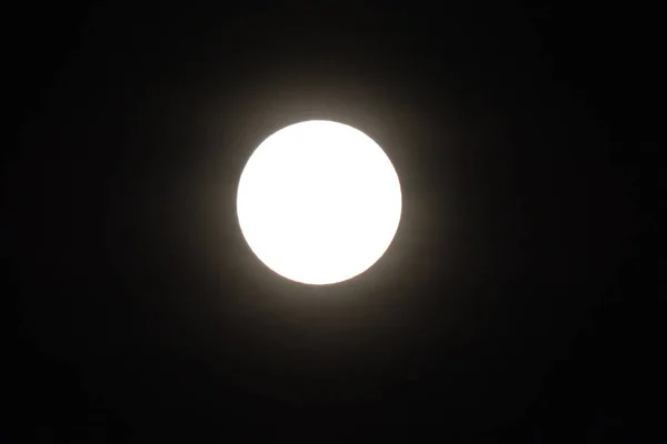Повний Місяць Крупним Планом Моторошні Білі Хмари Тлі Чорного Нічного — стокове фото
