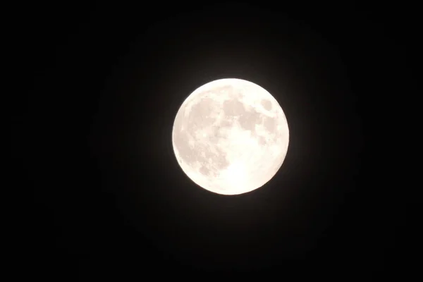 Pleine Lune Gros Plan Nuages Blancs Étranges Contre Ciel Nocturne — Photo