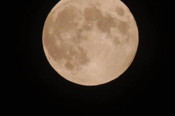 Повний Місяць Крупним Планом Моторошні Білі Хмари Тлі Чорного Нічного — стокове фото