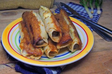 Ev yapımı kıymalı krep roka ve kirazlı domates salatası ile servis edilir.