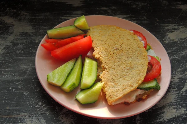 Panqueque Con Harina Avena Con Pescado Rojo Tomate Hierbas — Foto de Stock