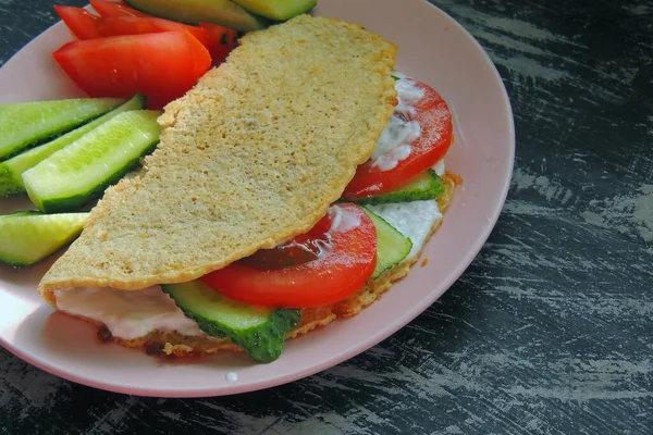 Panqueque Con Harina Avena Con Pescado Rojo Tomate Hierbas — Foto de Stock