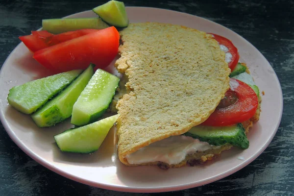 Pancake Con Farina Avena Con Pesce Rosso Pomodoro Erbe Aromatiche — Foto Stock