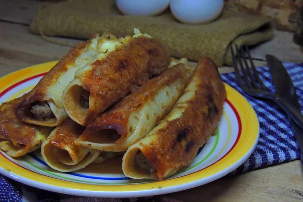 Crepes Rellenos Carne Picada Caseros Servidos Con Rúcula Ensalada Tomates — Foto de Stock