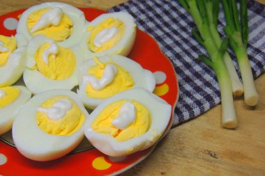 Kırmızı biberli güney baharatlı yumurta ve beyaz arka planda soğan. Üst görünüm, alanı kopyala.