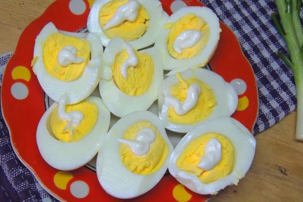 Kırmızı Biberli Güney Baharatlı Yumurta Beyaz Arka Planda Soğan Üst — Stok fotoğraf