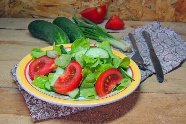 Salat Mit Gemüse Kirschtomaten Roten Zwiebeln Und Gurken Auf Weißem — Stockfoto