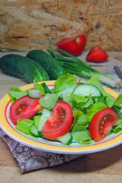 Salada Com Verduras Tomate Cereja Cebola Vermelha Pepino Placa Branca — Fotografia de Stock