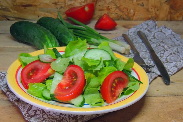 Salada Com Verduras Tomate Cereja Cebola Vermelha Pepino Placa Branca — Fotografia de Stock
