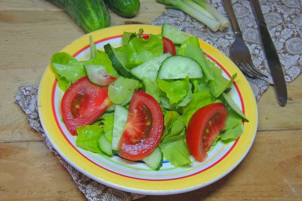 Salat Mit Gemüse Kirschtomaten Roten Zwiebeln Und Gurken Auf Weißem — Stockfoto