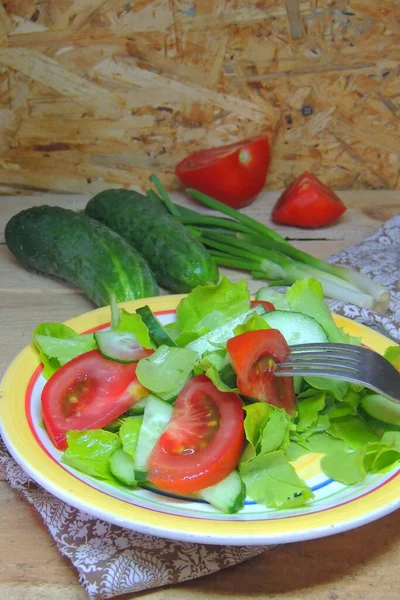 Salat Mit Gemüse Kirschtomaten Roten Zwiebeln Und Gurken Auf Weißem — Stockfoto