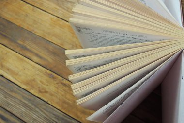 Vadideki zambak ve beyaz masada eski kitaplar. Bahar mevsiminin sembolü. Romantik ilkbahar, ilham verici bir hava..