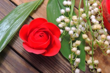 Ahşap bir arka planda ahşap bir kutuda el yapımı spa sabunu robotları, güzellik ve vücut bakımı kavramı