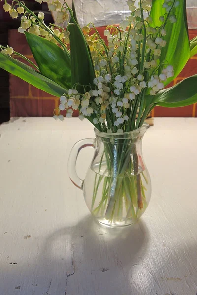 Maiglöckchen Vase Auf Holztisch — Stockfoto