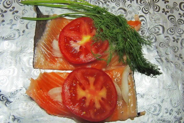 Dwie Surowe Ryby Pstrągi Naczyniu Pieczenia Pomidorami Wiśniowymi Koper Czosnek — Zdjęcie stockowe