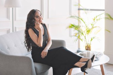 Telefonda genç bir kadın var. Serbest, TEKNOLOJİ, online alışveriş, ev işleri, online eğitim. Uzaklık öğrenimi.