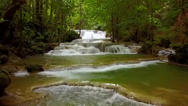 caméra zoom lisse dans la cascade animée, 4k 